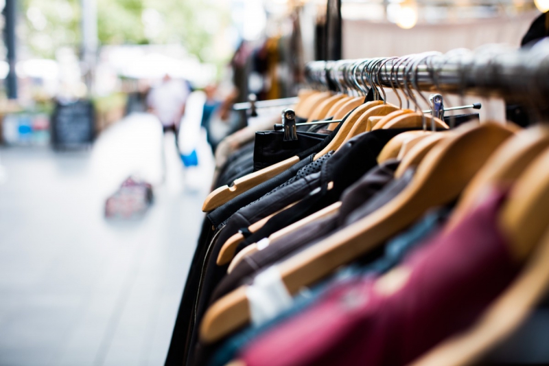 ecommerce-ASCROS-min_blur_close_up_focus_hanger_jacket_market_people_rack-1176303